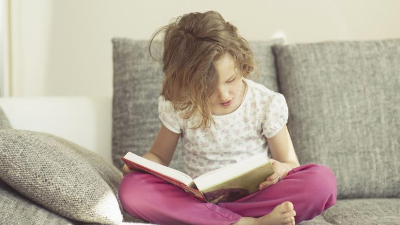 bambina che legge: combattere la dislessia con il giusto metodo di studio